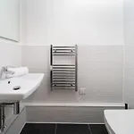 Deluxe Near Cabot Circus W Parking Sleeps 5 펜션 *