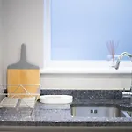 Deluxe Near Cabot Circus W Parking Sleeps 5 펜션