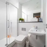 Deluxe Near Cabot Circus W Parking Sleeps 5 *