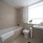 Deluxe Near Cabot Circus W Parking Sleeps 5