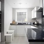 펜션 Deluxe Near Cabot Circus W Parking Sleeps 5 *