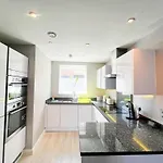 Deluxe Near Cabot Circus W Parking Sleeps 5 * 브리스틀