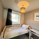 Deluxe Near Cabot Circus W Parking Sleeps 5 펜션