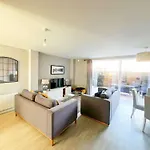 Deluxe Near Cabot Circus W Parking Sleeps 5 펜션 *