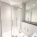 Deluxe Near Cabot Circus W Parking Sleeps 5 펜션 브리스틀