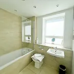 Deluxe Near Cabot Circus W Parking Sleeps 5 브리스틀
