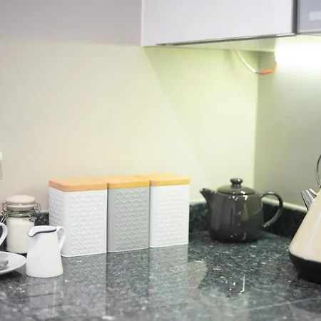 Deluxe Near Cabot Circus W Parking Sleeps 5 *