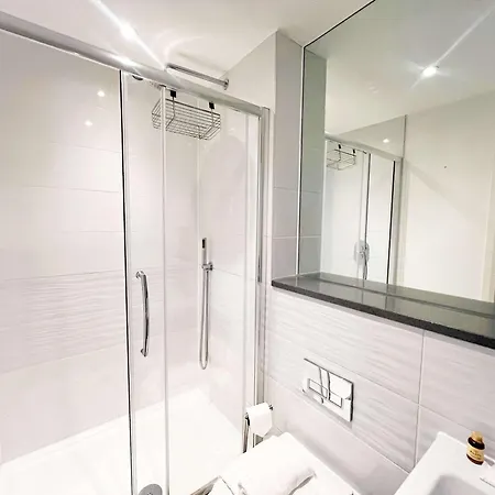 度假居 Deluxe Near Cabot Circus W Parking Sleeps 5 布里斯托