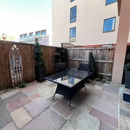 Deluxe Near Cabot Circus W Parking Sleeps 5 *