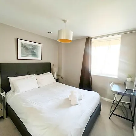Deluxe Near Cabot Circus W Parking Sleeps 5 브리스틀