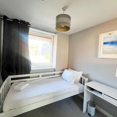 Deluxe Near Cabot Circus W Parking Sleeps 5