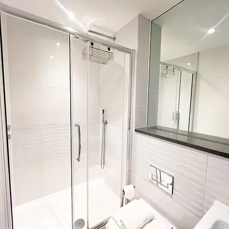 Deluxe Near Cabot Circus W Parking Sleeps 5 度假居 布里斯托