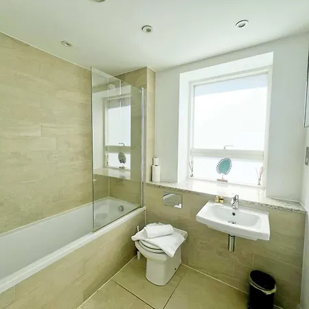 Deluxe Near Cabot Circus W Parking Sleeps 5 Bristol