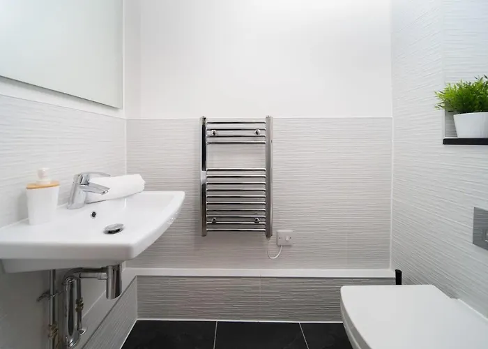 Deluxe Near Cabot Circus W Parking Sleeps 5 Tatil Evi *