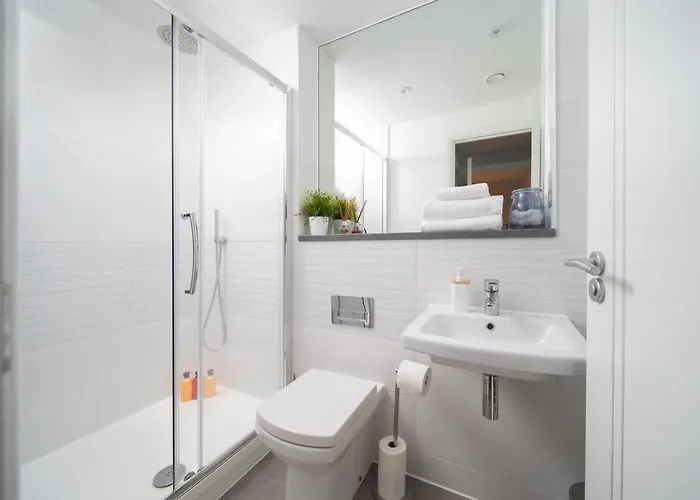 Deluxe Near Cabot Circus W Parking Sleeps 5 *