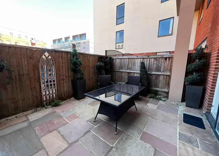 Deluxe Near Cabot Circus W Parking Sleeps 5 *