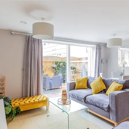 Deluxe Near Cabot Circus W Parking Sleeps 5 Holiday home Bristol