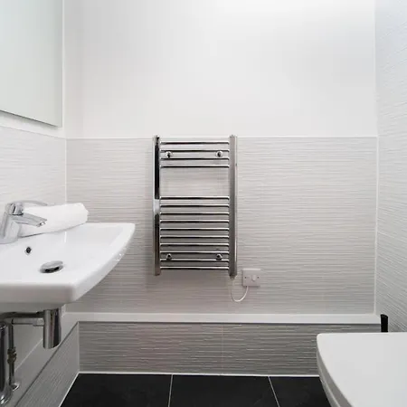 Deluxe Near Cabot Circus W Parking Sleeps 5 Feriehus *