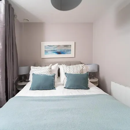 Deluxe Near Cabot Circus W Parking Sleeps 5 *