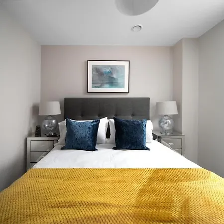 Holiday home Deluxe Near Cabot Circus W Parking Sleeps 5 *