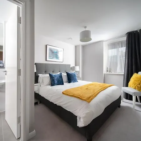 Holiday home Deluxe Near Cabot Circus W Parking Sleeps 5 Bristol