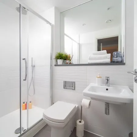 Deluxe Near Cabot Circus W Parking Sleeps 5 *