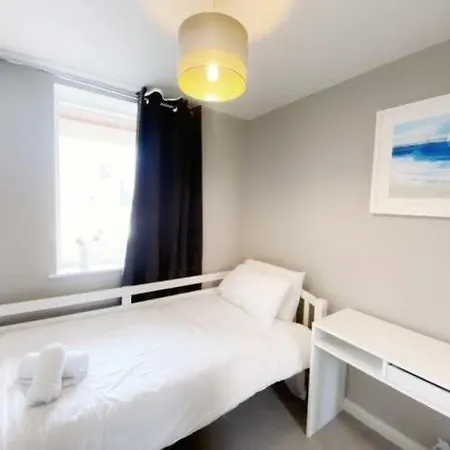 Deluxe Near Cabot Circus W Parking Sleeps 5 * Bristol