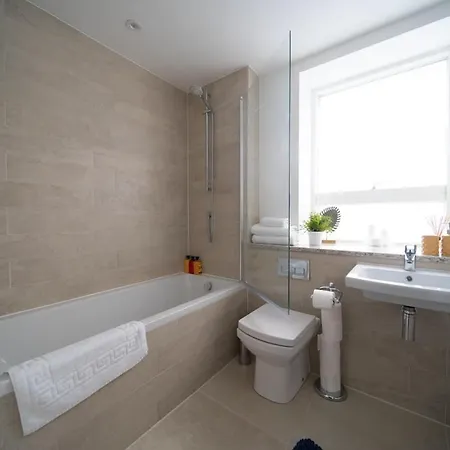 Deluxe Near Cabot Circus W Parking Sleeps 5