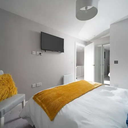 Deluxe Near Cabot Circus W Parking Sleeps 5 Holiday home *