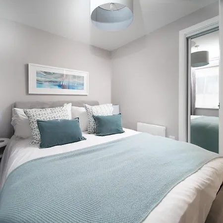 Deluxe Near Cabot Circus W Parking Sleeps 5