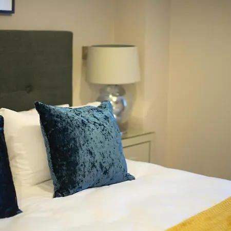 Deluxe Near Cabot Circus W Parking Sleeps 5 Holiday home