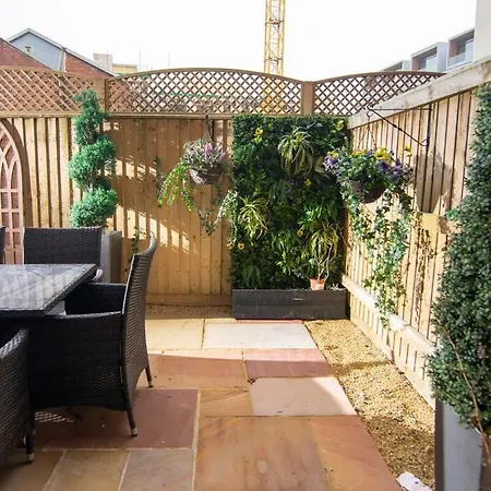 Deluxe Near Cabot Circus W Parking Sleeps 5 Holiday home