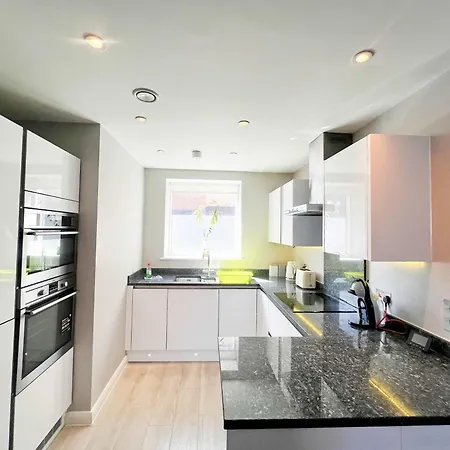 Deluxe Near Cabot Circus W Parking Sleeps 5 * Bristol