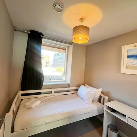 Deluxe Near Cabot Circus W Parking Sleeps 5 Feriehus