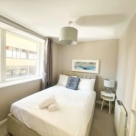 Deluxe Near Cabot Circus W Parking Sleeps 5 * Bristol