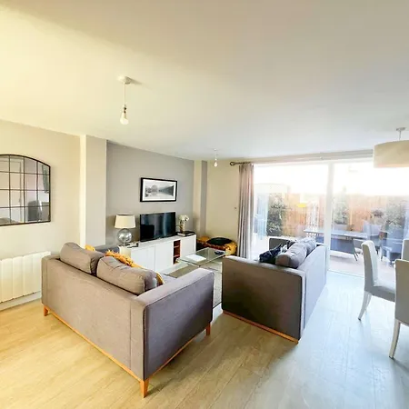 Deluxe Near Cabot Circus W Parking Sleeps 5 Feriehus *