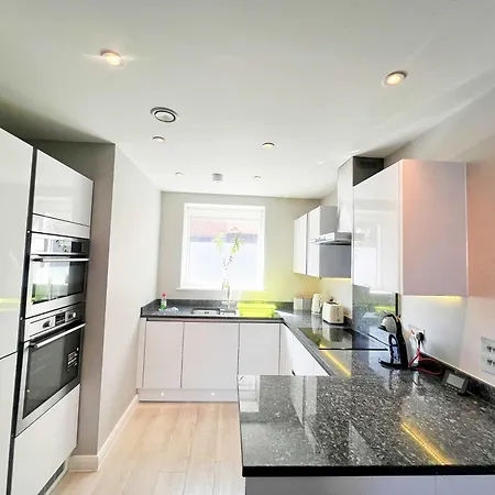 Deluxe Near Cabot Circus W Parking Sleeps 5