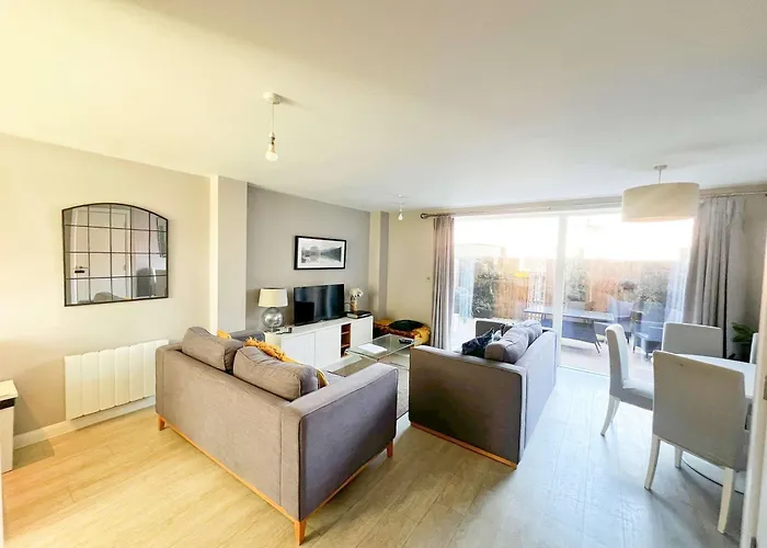 Deluxe Near Cabot Circus W Parking Sleeps 5 펜션 *